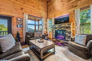 Smart-TV, Kamin, Videospiele, Bücher