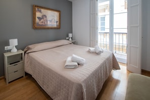 1 bedroom, Internet, bed sheets - Kotinousa: Your Haven in the Historic Heart of Cádiz (Cádiz)