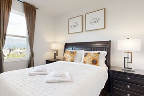 5 bedrooms, iron/ironing board, Internet, bed sheets - Glistening new townhouse with lanai, amazing pool, AC, & washer/dryer (Davenport)