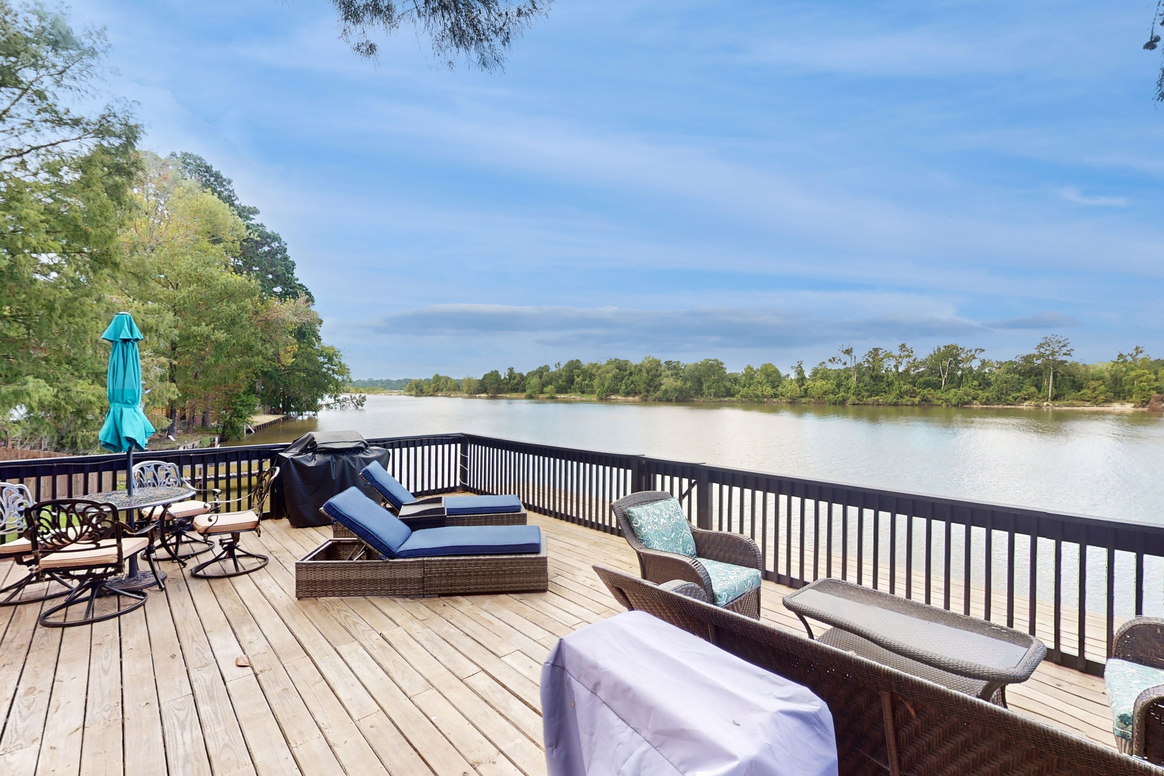 Lakefront home with Deck, Pedal-boat & Arcade