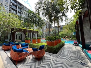 Una piscina al aire libre