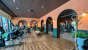 A gym with wooden flooring, exercise equipment, mirrors, and potted plants. - RoomQuest Hua Hin Lahabana (Hua Hin)