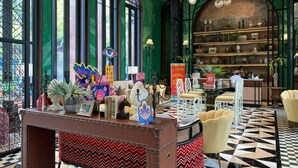 A lobby with a checkered floor, a reception desk, and a bookshelf. - RoomQuest Hua Hin Lahabana (Hua Hin)