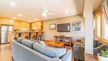 TV connectée, cheminée, baby-foot, table de tennis de table