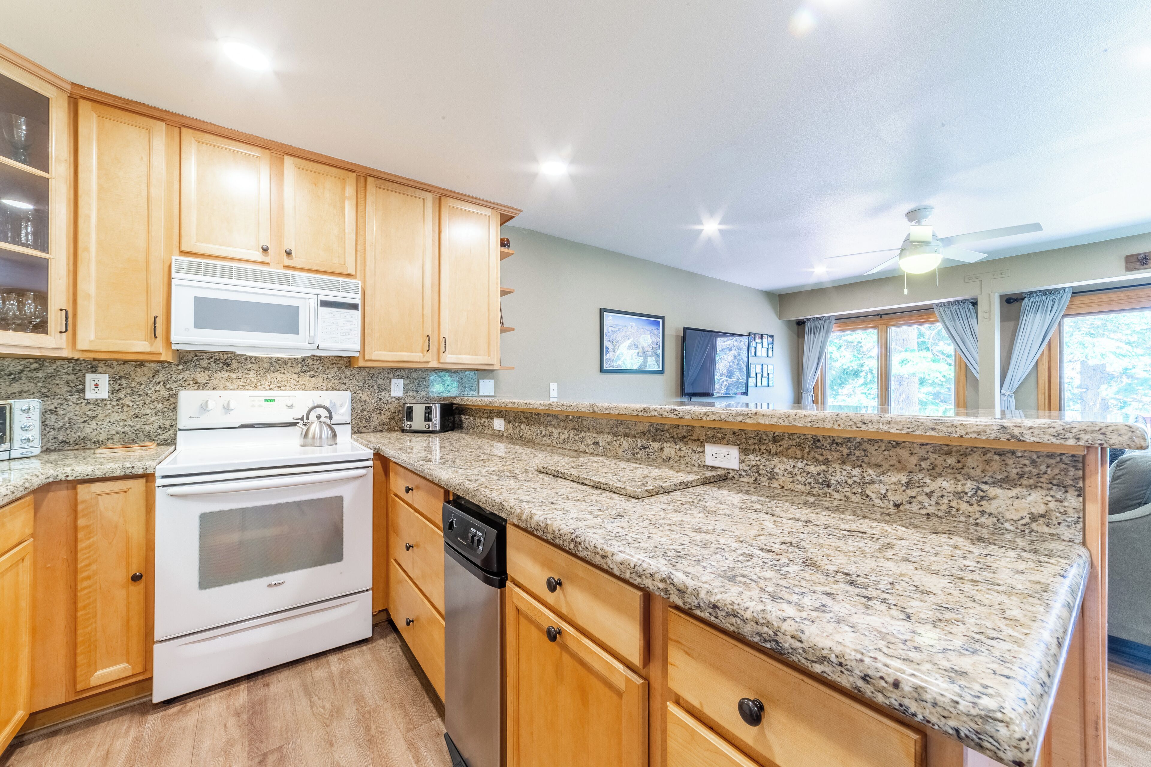 雪櫃、微波爐、焗爐、爐具