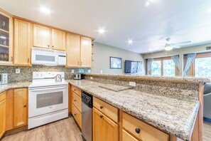 Jääkaappi, mikroaaltouuni, uuni, liesi