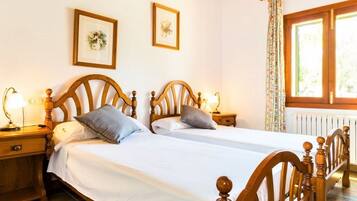 Villa | 5 bedrooms, individually furnished, iron/ironing board