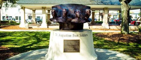 Une sculpture commémorative intitulée « Les soldats de Saint-Augustin », accompagnée d’une plaque.