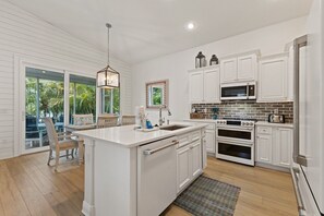 House, 3 Bedrooms | Private kitchen | Fridge, coffee/tea maker, toaster