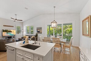Private kitchen - Splash Of Lime 3 Bedroom Home by RedAwning (Holmes Beach)