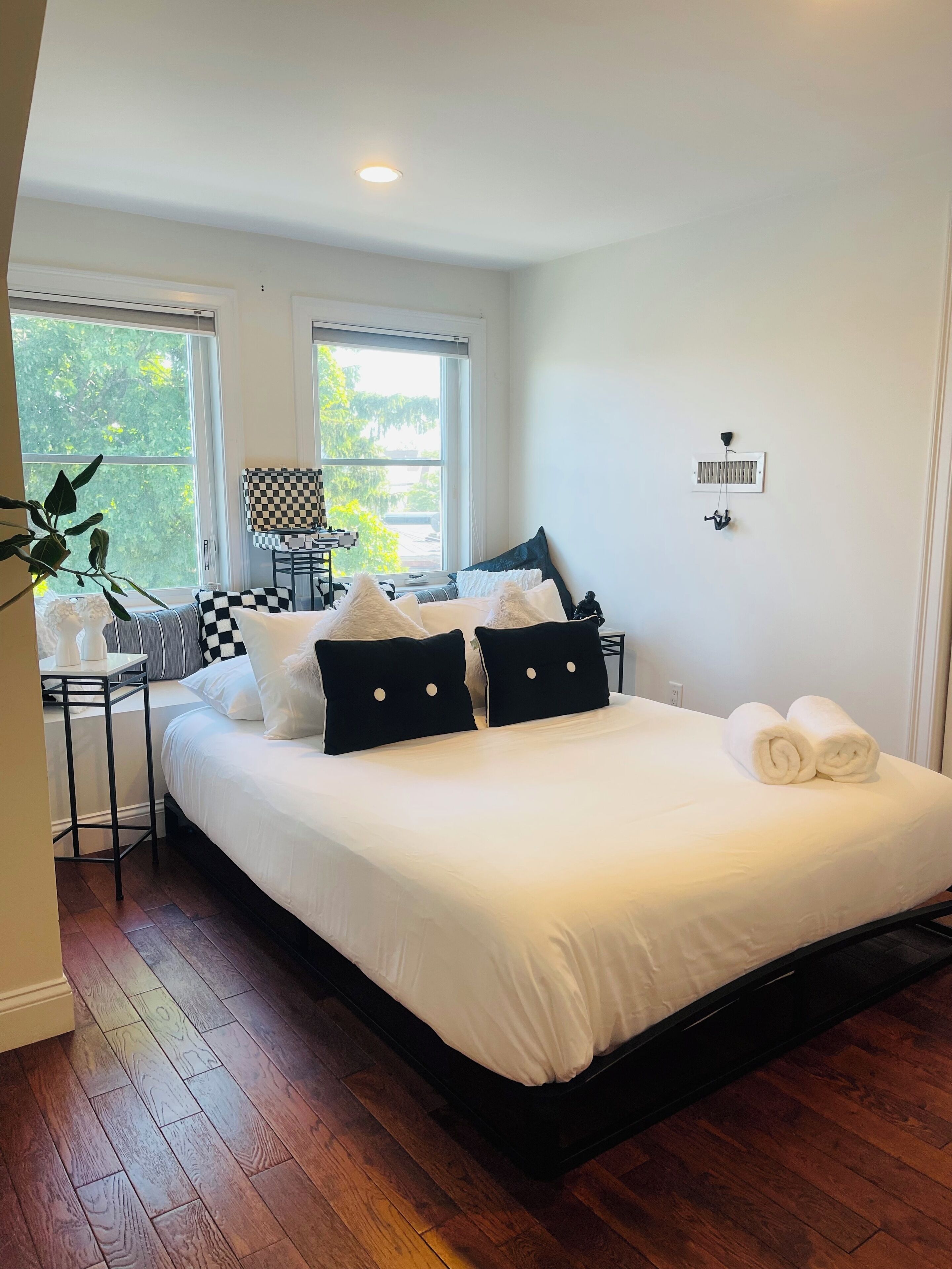 4 camere, una scrivania, ferro/asse da stiro, culla da viaggio