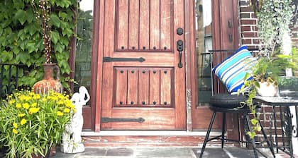 Funky and cozy home ! A little bit of everything for everyone.