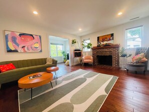 Smart-TV, Videospiele, Tischfußball, Bücher