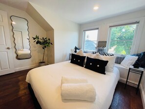 4 habitaciones, escritorio y tabla de planchar con plancha 