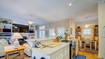 House, 5 Bedrooms | Private kitchen | Fridge, oven, coffee/tea maker, toaster