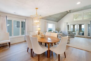 Condo, 4 Bedrooms | Tempat makan