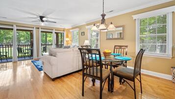 Condo, 2 Bedrooms | Dining
