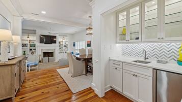 Condo, 3 Bedrooms | Private kitchen | Fridge, oven, coffee/tea maker, toaster