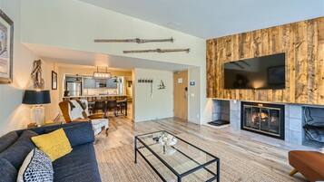 Appartement, 3 slaapkamers | Woonruimte | Smart-tv