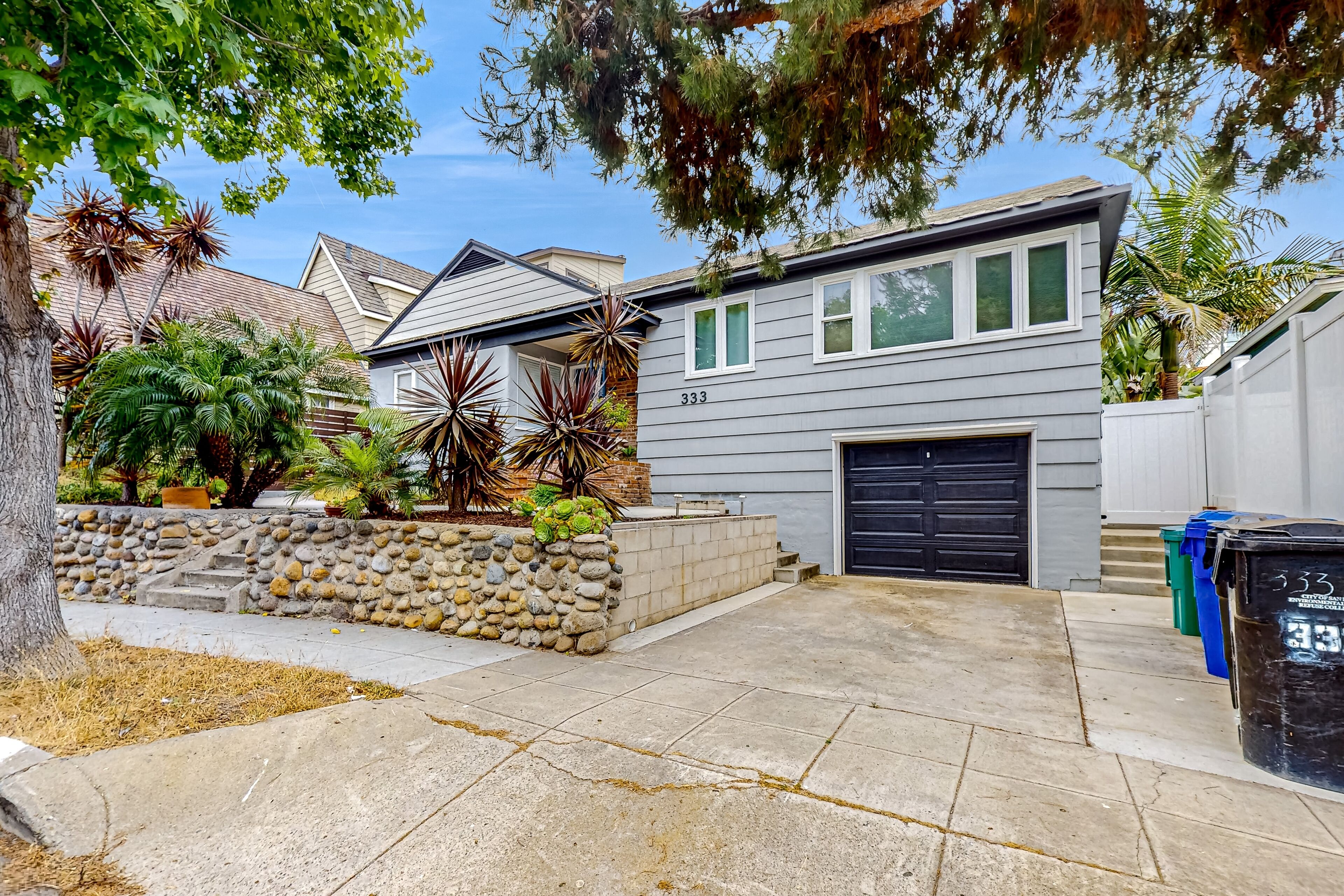 Relaxing retreat w/ hot tub, enclosed yard, & dog friendly