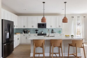 ハウス 5 ベッドルーム | 専用キッチン | 冷蔵庫、オーブン、コーヒー / ティーメーカー、トースター