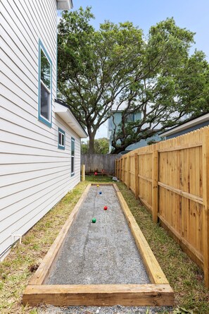 House, 4 Bedrooms | Property grounds