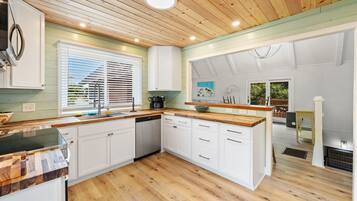 House, 6 Bedrooms | Private kitchen | Fridge, oven, coffee/tea maker, toaster