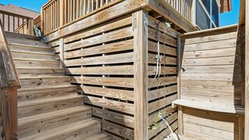 House, 6 Bedrooms | Property grounds