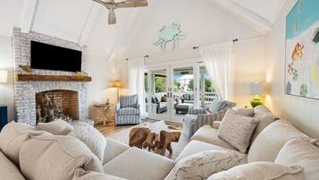 House, 6 Bedrooms | Living area