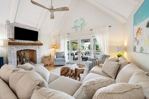 House, 6 Bedrooms | Living area