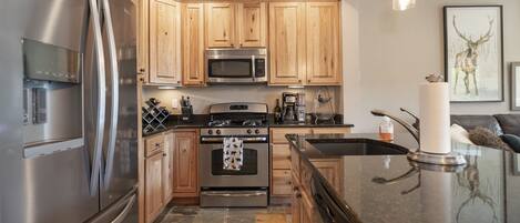 Townhome, 4 Bedrooms | Private kitchen | Fridge, oven, coffee/tea maker, toaster