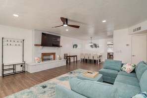Smart TV - Comfortable and Stylish 4-bedroom with Pool in Eastside Tucson - 10 guests (Tucson)