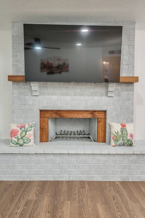 Interior - Comfortable and Stylish 4-bedroom with Pool in Eastside Tucson - 10 guests (Tucson)