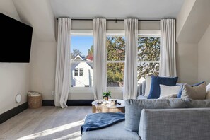 Smart TV, chimenea, libros, oficina