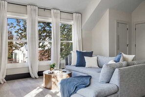 TV connectée, cheminée, espaces bureaux