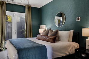 4 soverom, skrivebord, strykejern/-brett og reiseseng for barn