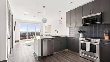 Jääkaappi, mikroaaltouuni, uuni, liesi