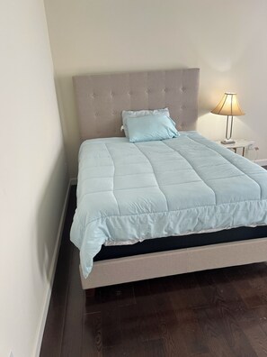 7 habitaciones, tabla de planchar con plancha, wifi y ropa de cama 