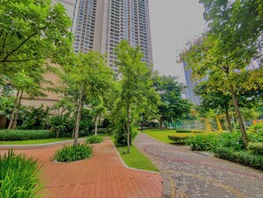 สนามรอบบริเวณ