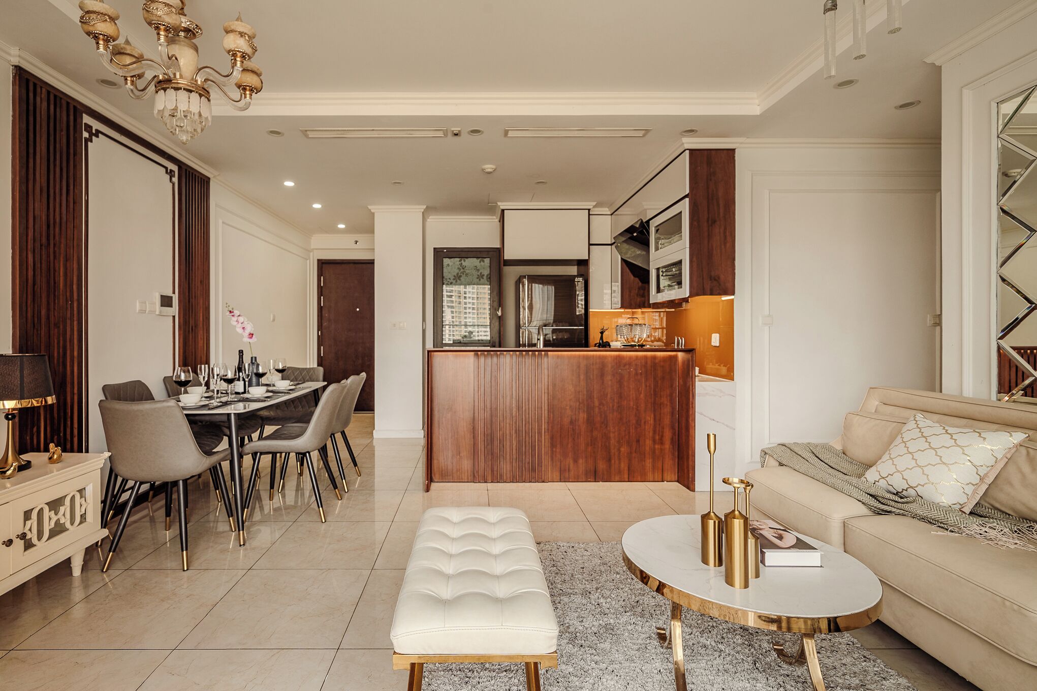 Una sala moderna con comedor, cocina y sofá.