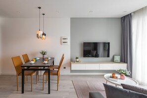 Senior Apartment, 1 King Bed, Balcony, City View | In-room dining