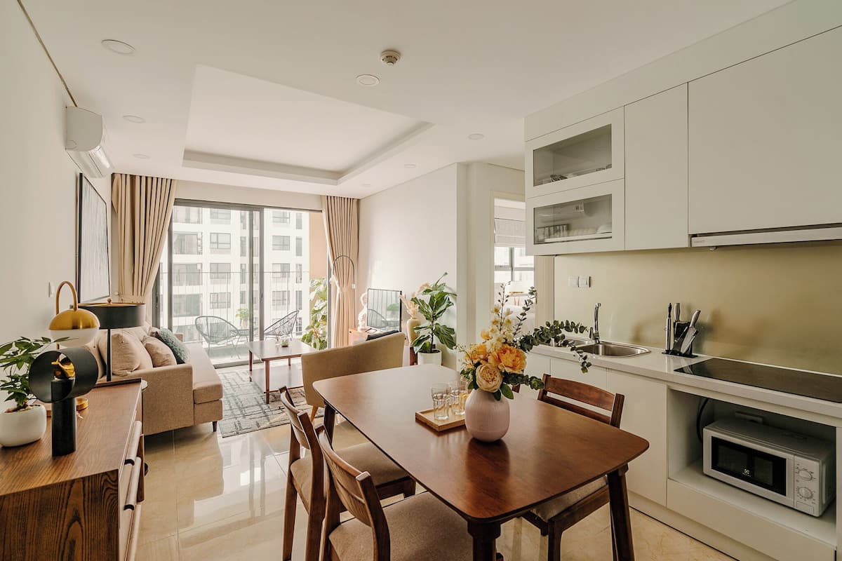 Departamento económico, 2 habitaciones, balcón, vista a la ciudad | Área de sala de estar | Smart TV de 60 pulgadas con canales por cable y libros