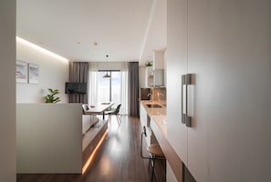 Suite estudio estándar, 1 cama de matrimonio grande, balcón, vistas a la ciudad | Ropa de cama de alta calidad y colchones con acolchado adicional