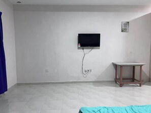 Family Suite | Laptop workspace, free WiFi, bed sheets - Hotel O Sri Ayu Inn (Gurun)