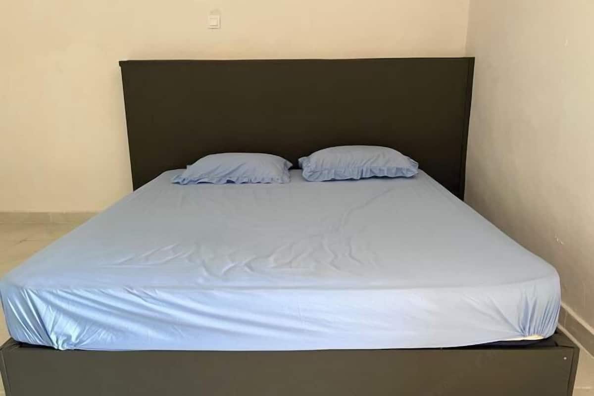 Desk, WiFi (free), bed sheets