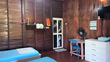Triple Room, Private Bathroom | 1 bedroom, laptop workspace, bed sheets