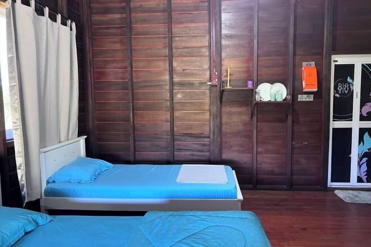 Desk, WiFi (free), bed sheets