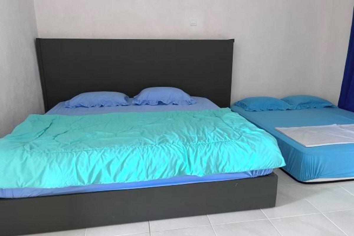 Desk, free WiFi, bed sheets