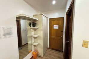 Habitació doble Deluxe | 1 dormitori, escriptori, llits addicionals i roba de llit