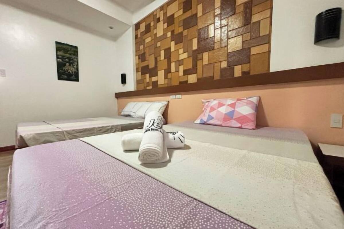 1 bedroom, desk, rollaway beds, bed sheets